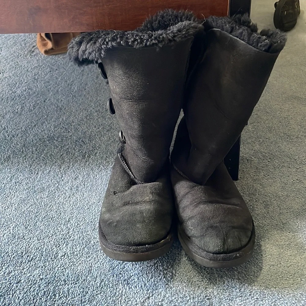 Uggs - Picture 1 of 2